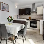 2 Bedroom Stunning In *