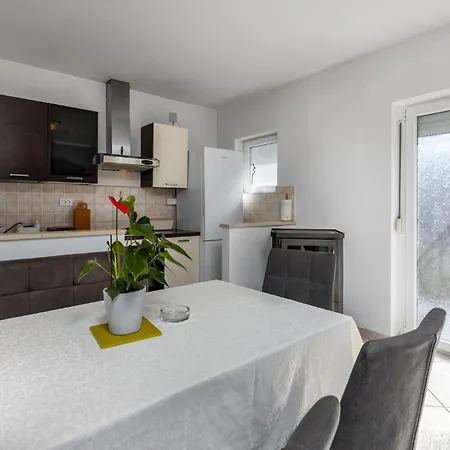 Appartement Awesome In Novi Vinodolski